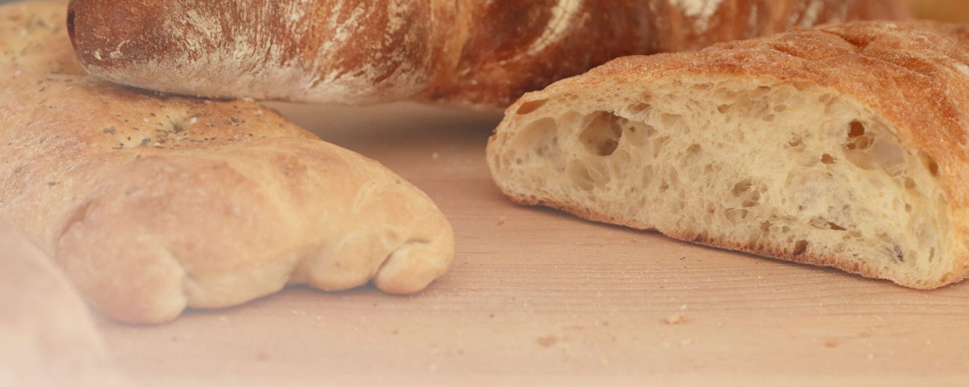 Frisch gebackene Brote auf dem Backtisch